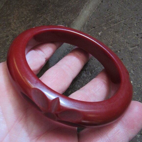 Rust Red 1940's Carved Bakelite Bangle - Picture 1 of 5